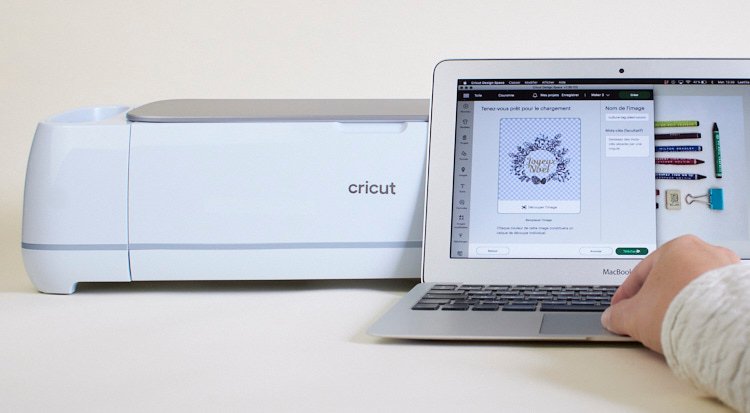 /content/dam/cultura-one/les-tutos/2023/noel/etiquette-cadeau-plexi-cricut/TUTO_CMS_Etiquette-cadeau-plexiglas_2.jpg