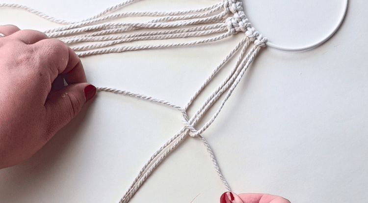 /content/dam/cultura-one/les-tutos/2023/noel/mini-suspensions-macrame/TUTO_CMS_Suspension-macrame_2.png
