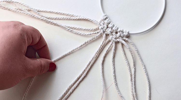 /content/dam/cultura-one/les-tutos/2023/noel/mini-suspensions-macrame/TUTO_CMS_Suspension-macrame_3.png