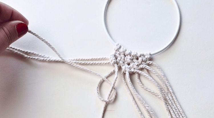 /content/dam/cultura-one/les-tutos/2023/noel/mini-suspensions-macrame/TUTO_CMS_Suspension-macrame_4.png