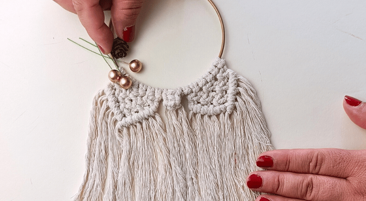 /content/dam/cultura-one/les-tutos/2023/noel/mini-suspensions-macrame/TUTO_CMS_Suspension-macrame_9.png