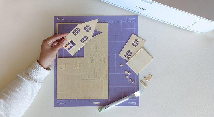 /content/dam/cultura-one/les-tutos/2023/noel/petite-maison-lumineuse/TUTO_CMS_Petite-maison-lumineuse_3.jpg