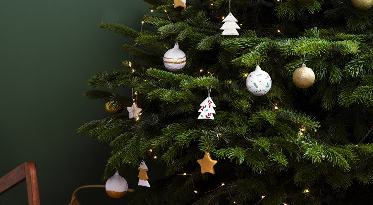 /content/dam/cultura-one/les-tutos/2023/noel/suspension-en-papier-mâché/TUTO_CMS_Suspension-papier-mache-Noel.jpg
