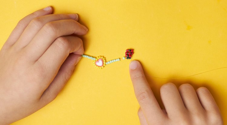 /content/dam/cultura-one/les-tutos/2023/paques/bracelet-amitie/TUTO_CMS_Paques-Bracelet-amitie_6.jpg