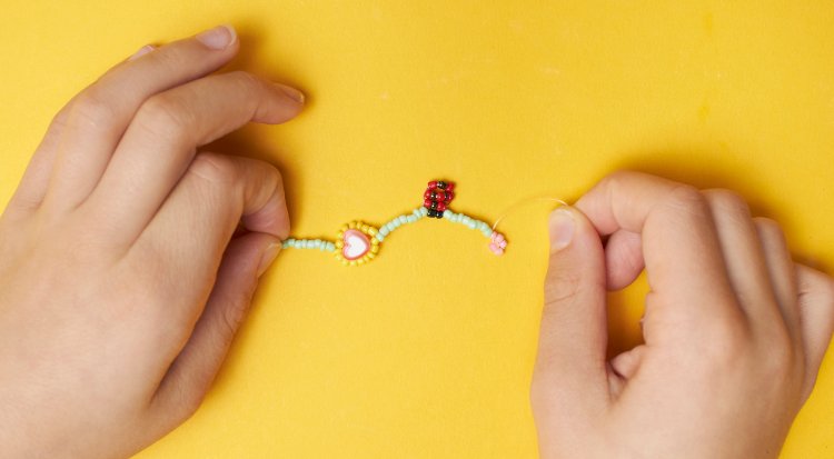 /content/dam/cultura-one/les-tutos/2023/paques/bracelet-amitie/TUTO_CMS_Paques-Bracelet-amitie_7.jpg