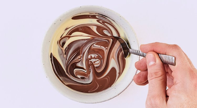 /content/dam/cultura-one/les-tutos/2023/paques/chocolat-de-paques/TUTO_CMS_oeuf_marbre_4.jpg