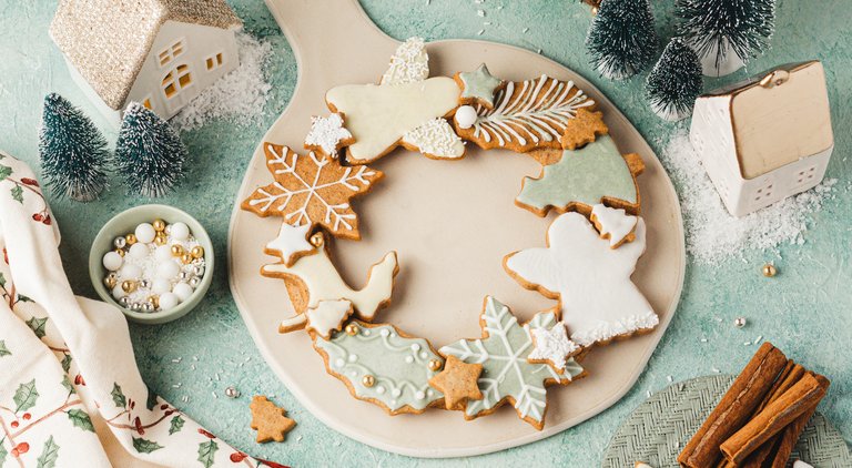 /content/dam/cultura-one/les-tutos/2023/tutos-noel-recycles-retouches/TUTO_CMS_Couronne-biscuits-chocolates-cannelle_1.jpg
