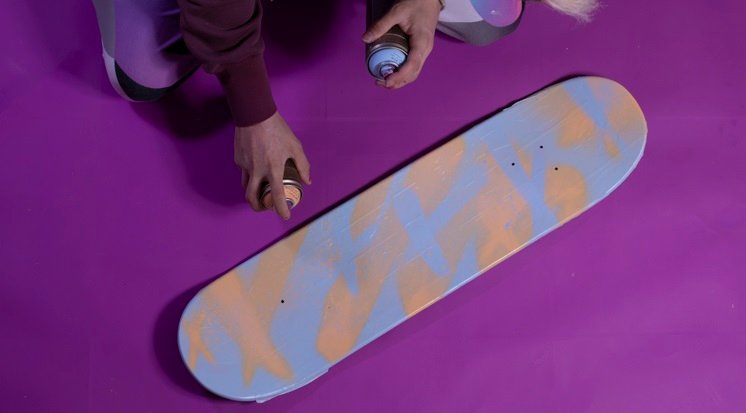 /content/dam/cultura-one/les-tutos/2024/cultures-urbaines/planche-de-skate-nuage-supersonic/TUTO_CMS_Custo-planche-skate-Bruno-Graffer_7.jpg
