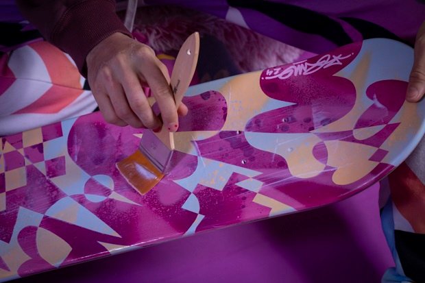 /content/dam/cultura-one/les-tutos/2024/cultures-urbaines/planche-de-skate-nuage-supersonic/TUTO_CMS_Custo-planche-skate-Bruno-Graffer_9.jpg