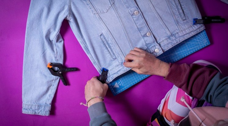 /content/dam/cultura-one/les-tutos/2024/cultures-urbaines/veste-en-jean-pinky-monster/TUTO_CMS_Veste-jean-Bruno-Graffer_1.jpg