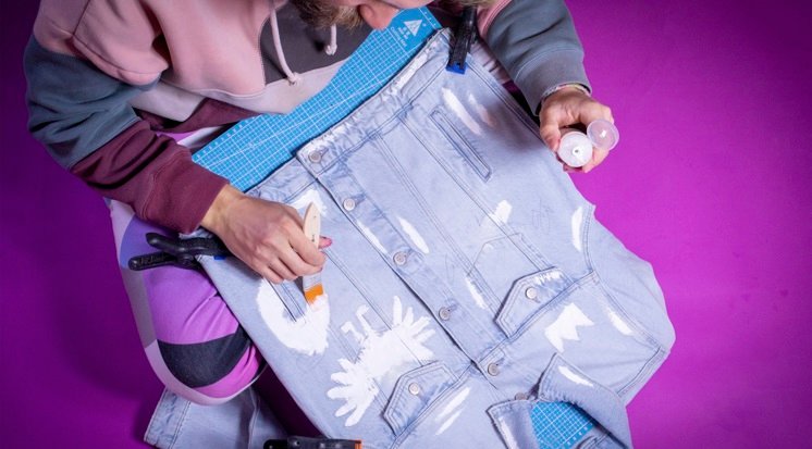 /content/dam/cultura-one/les-tutos/2024/cultures-urbaines/veste-en-jean-pinky-monster/TUTO_CMS_Veste-jean-Bruno-Graffer_2.jpg