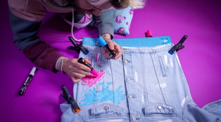 /content/dam/cultura-one/les-tutos/2024/cultures-urbaines/veste-en-jean-pinky-monster/TUTO_CMS_Veste-jean-Bruno-Graffer_3.jpg