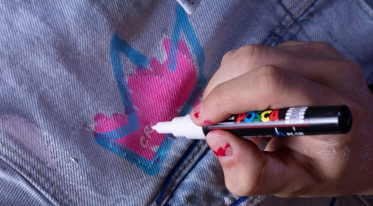 /content/dam/cultura-one/les-tutos/2024/cultures-urbaines/veste-en-jean-pinky-monster/TUTO_CMS_Veste-jean-Bruno-Graffer_4.jpg
