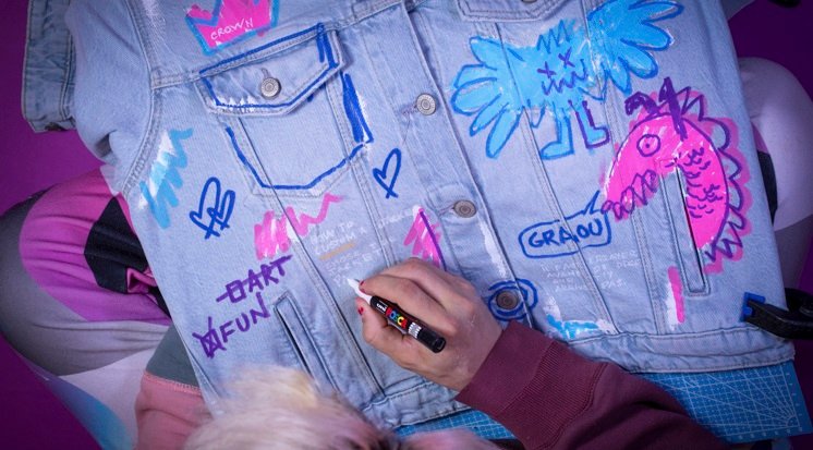 /content/dam/cultura-one/les-tutos/2024/cultures-urbaines/veste-en-jean-pinky-monster/TUTO_CMS_Veste-jean-Bruno-Graffer_5.jpg