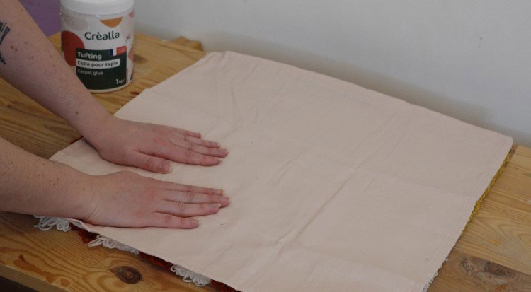 /content/dam/cultura-one/les-tutos/2024/deco-diy/tuto-coussins-en-tufting-et-punch-needle/TUTO_CMS_Coussins-tufting-punch-needle_8.jpg