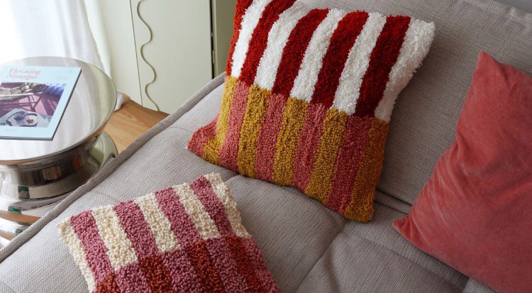 /content/dam/cultura-one/les-tutos/2024/deco-diy/tuto-coussins-en-tufting-et-punch-needle/TUTO_CMS_Coussins-tufting-punch-needle_9.jpg