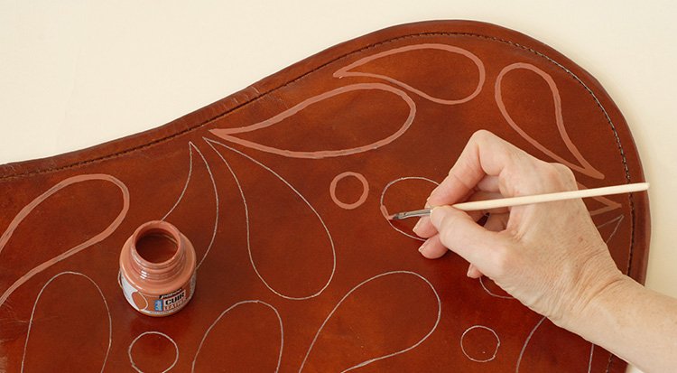 /content/dam/cultura-one/les-tutos/2024/deco-diy/tuto-customisation-de-fauteuil-avec-peinture-sur-cuir/TUTO_CMS_Customisation-de fauteuil_3.jpg