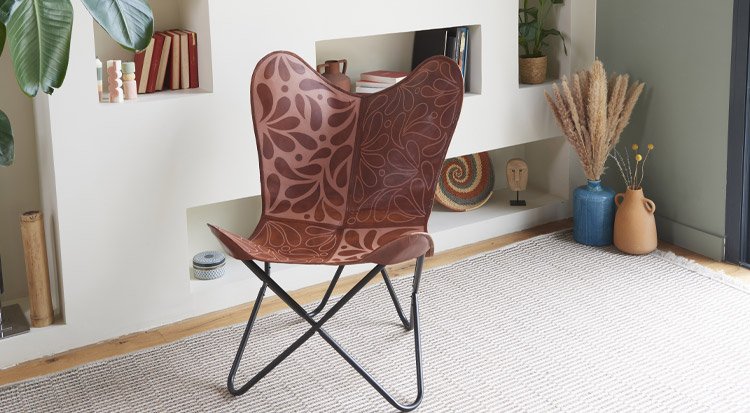 /content/dam/cultura-one/les-tutos/2024/deco-diy/tuto-customisation-de-fauteuil-avec-peinture-sur-cuir/TUTO_CMS_Customisation-de-fauteuil_8.jpg