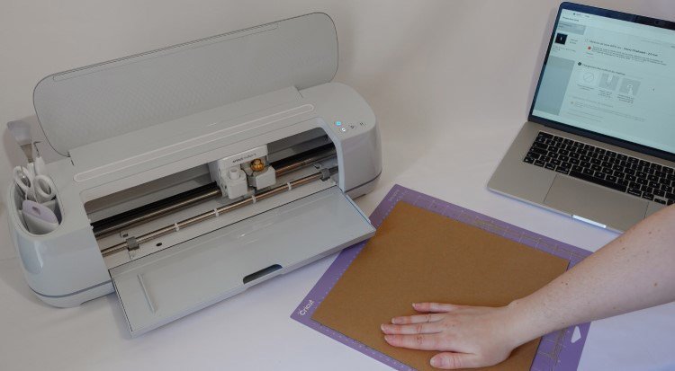 /content/dam/cultura-one/les-tutos/2024/deco-diy/tuto-customisation-de-meuble-cricut/TUTO_CMS_Meuble-customise_1v2.jpg
