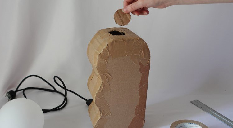 /content/dam/cultura-one/les-tutos/2024/deco-diy/tuto-luminaire-en-papier-mache/TUTO_CMS_Lampe-en-papier-mache_5.jpg