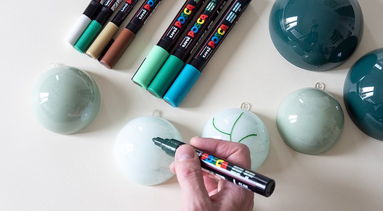 /content/dam/cultura-one/les-tutos/2024/trade-beaux-arts/posca/TUTO_CMS_Tuto-suspensions-de-Noël-POSCA_2.jpg