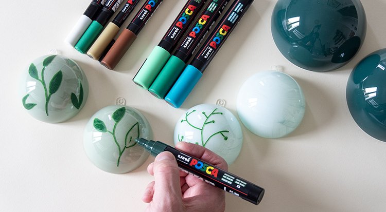 /content/dam/cultura-one/les-tutos/2024/trade-beaux-arts/posca/TUTO_CMS_Tuto-suspensions-de-Noël-POSCA_3.jpg