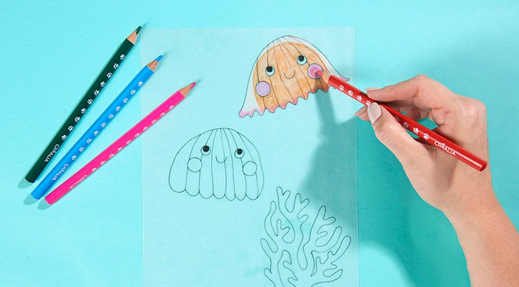 /content/dam/cultura-one/les-tutos/2024/vacances-ete-enfants/lampe-meduse-en-plastique-fou/TUTO_CMS_Lampe-meduse-plastique-fou_3.jpg