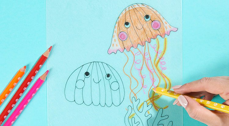 /content/dam/cultura-one/les-tutos/2024/vacances-ete-enfants/lampe-meduse-en-plastique-fou/TUTO_CMS_Lampe-meduse-plastique-fou_4.jpg