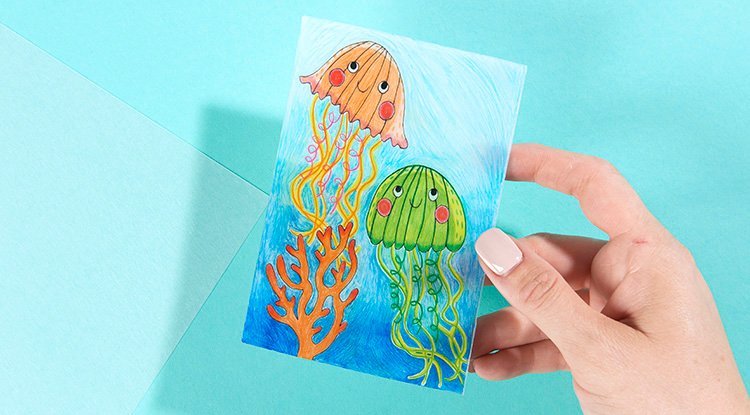 /content/dam/cultura-one/les-tutos/2024/vacances-ete-enfants/lampe-meduse-en-plastique-fou/TUTO_CMS_Lampe-meduse-plastique-fou_7.jpg