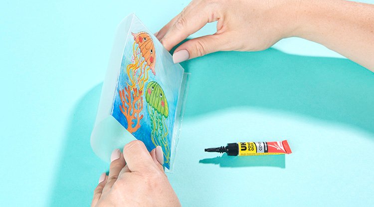 /content/dam/cultura-one/les-tutos/2024/vacances-ete-enfants/lampe-meduse-en-plastique-fou/TUTO_CMS_Lampe-meduse-plastique-fou_8.jpg