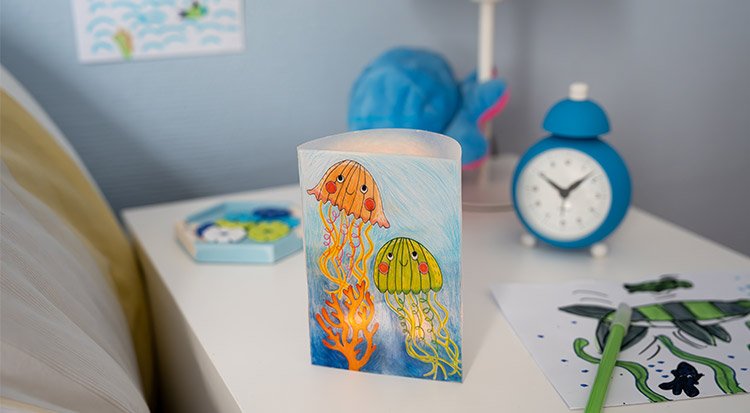 /content/dam/cultura-one/les-tutos/2024/vacances-ete-enfants/lampe-meduse-en-plastique-fou/TUTO_CMS_Lampe-meduse-plastique-fou_9.jpg