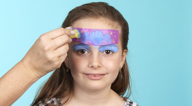 /content/dam/cultura-one/les-tutos/2024/vacances-ete-enfants/maquillage-sirene-avec-grimtout/TUTO_CMS_Maquillage-sirene_2.jpg