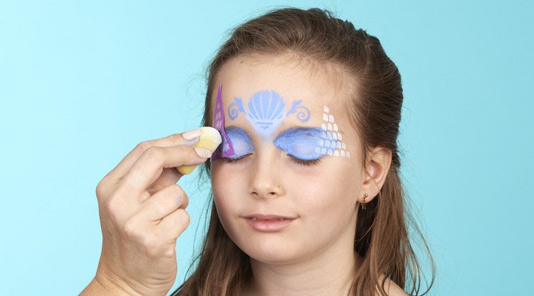/content/dam/cultura-one/les-tutos/2024/vacances-ete-enfants/maquillage-sirene-avec-grimtout/TUTO_CMS_Maquillage-sirene_4.jpg