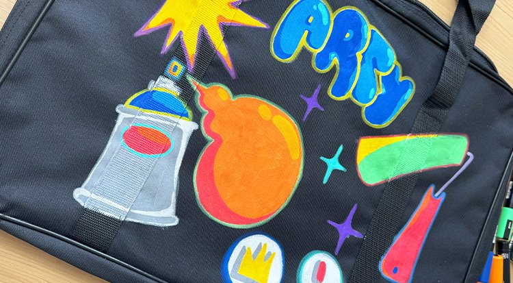 /content/dam/cultura-one/les-tutos/2025/cultures-urbaines-2025/tuto-sac-artiste-customisée-posca/Posca 7.jpg