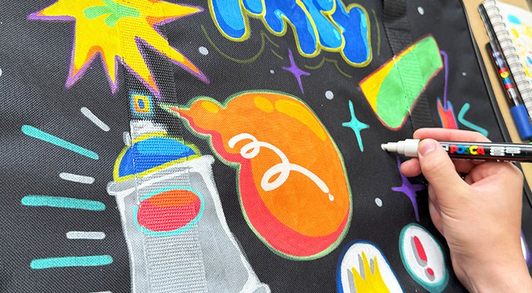/content/dam/cultura-one/les-tutos/2025/cultures-urbaines-2025/tuto-sac-artiste-customisée-posca/Posca 8.jpg