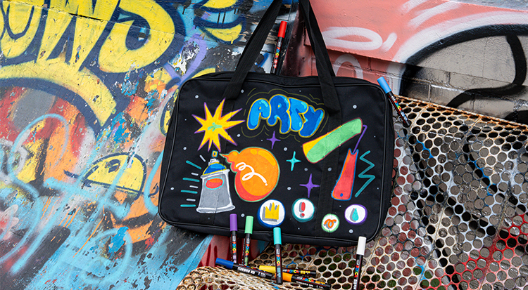 /content/dam/cultura-one/les-tutos/2025/cultures-urbaines-2025/tuto-sac-artiste-customisée-posca/TUTO_CMS_Tuto CU Customisation sac Posca.png