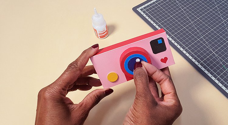 /content/dam/cultura-one/les-tutos/2025/fête-des-parents-2025--newmemphis/boite-photo-polaroid-en-papier/9.TUTO_CMS_ polaroid boite.jpg