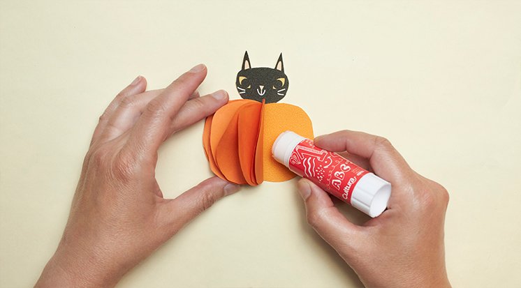 /content/dam/cultura-one/les-tutos/2025/halloween-lce-2025/décoration-en-papier/CULTURA-citrouille-papier-etape-5.jpg