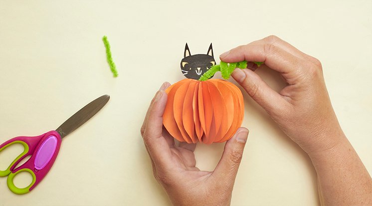 /content/dam/cultura-one/les-tutos/2025/halloween-lce-2025/décoration-en-papier/CULTURA-citrouille-papier-etape-6.jpg