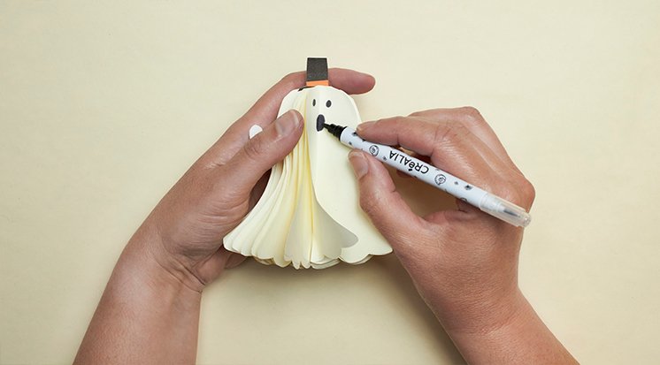 /content/dam/cultura-one/les-tutos/2025/halloween-lce-2025/décoration-en-papier/CULTURA-citrouille-papier-etape-8.jpg