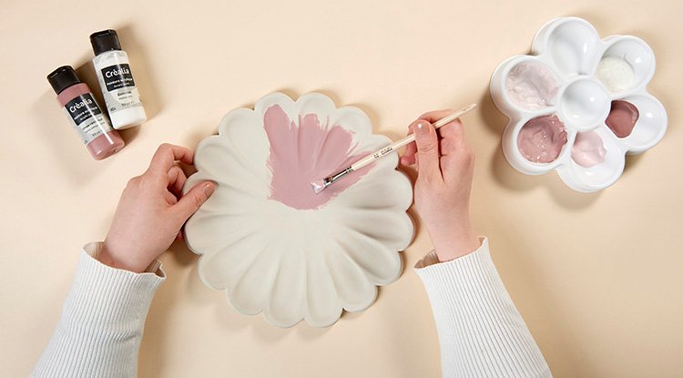 /content/dam/cultura-one/les-tutos/2025/laura-giraud-fevrier-2025/tuto-dessous-d'assiette-fleur-en-argile/3.tuto_CMS_Assiette_fleur_ar.jpg