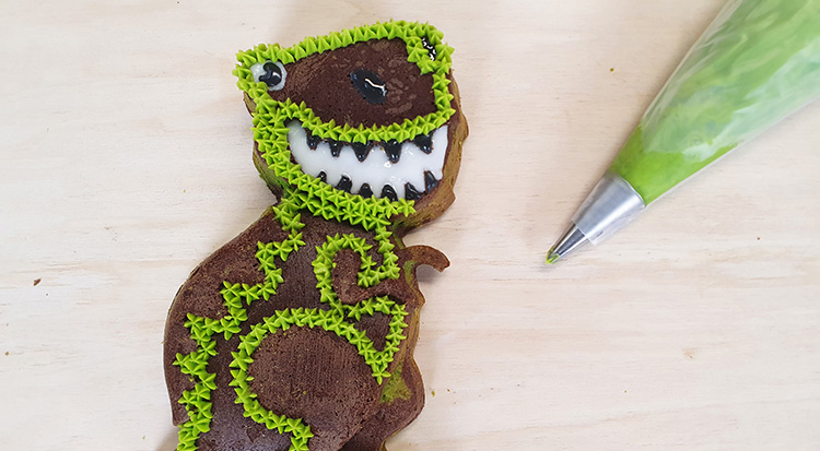 /content/dam/cultura-one/les-tutos/2025/mise-a-jour-tuto-patisserie/dino-cake-marbre/6.TUTO_CMS_DINOCAKE_MARBRE.jpg