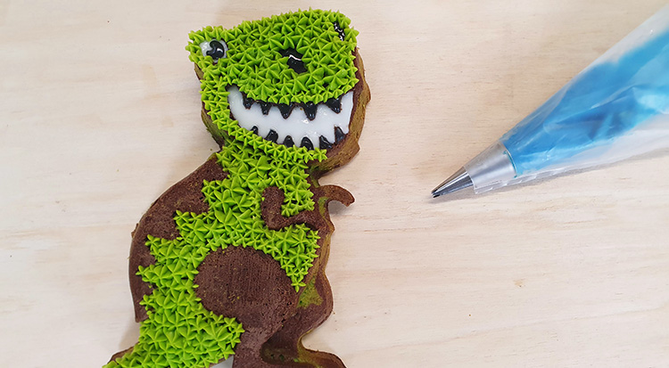 /content/dam/cultura-one/les-tutos/2025/mise-a-jour-tuto-patisserie/dino-cake-marbre/7.TUTO_CMS_DINOCAKE_MARBRE.jpg