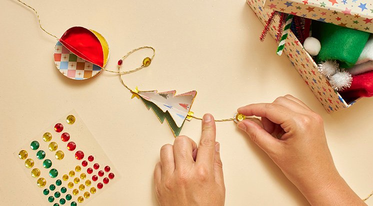 /content/dam/cultura-one/les-tutos/2025/noel-lce-2025/tuto-déco-de-noël-en-papier/CULTURA-Noel 2025 - Tuto suspensions papier-etape-08.jpg
