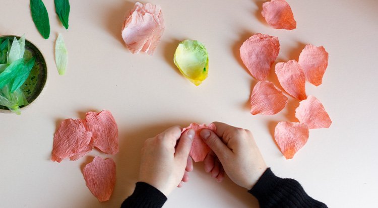 /content/dam/cultura-one/les-tutos/2025/printemps-paques-2025/tuto-bouquet-de-fleurs-papier-crepon-teinte/Tuto bouquet de fleurs papier crépon teinté 3__ WEB TUTO.jpg