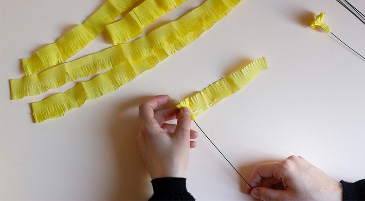 /content/dam/cultura-one/les-tutos/2025/printemps-paques-2025/tuto-bouquet-de-fleurs-papier-crepon-teinte/Tuto bouquet de fleurs papier crépon teinté 5_ WEB TUTO.jpg