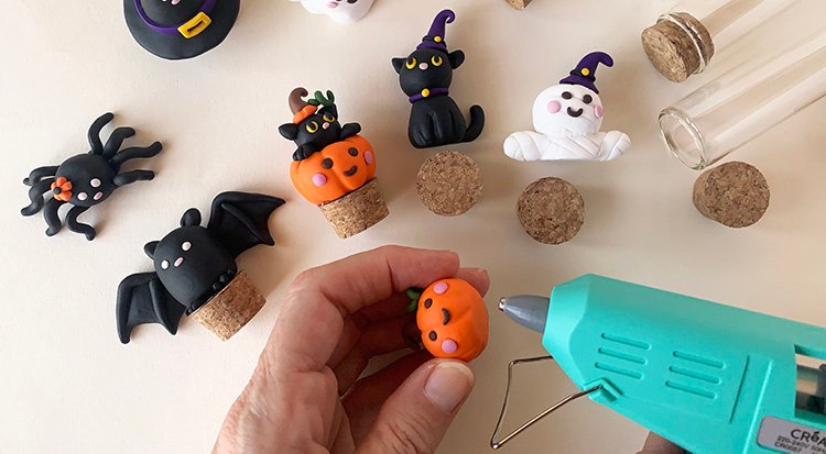 /content/dam/cultura-one/les-tutos/2025/projets-aca-halloween-2025/tuto-tube-à-essai-pour-bonbons-avec-fimo-et-graine-créative-/10.TUTO_CMS_HALLOWEEN-FIMO.jpg
