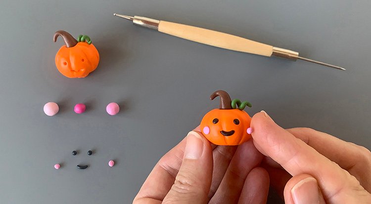 /content/dam/cultura-one/les-tutos/2025/projets-aca-halloween-2025/tuto-tube-à-essai-pour-bonbons-avec-fimo-et-graine-créative-/2.TUTO_CMS_HALLOWEEN-FIMO.jpg