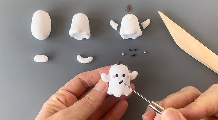 /content/dam/cultura-one/les-tutos/2025/projets-aca-halloween-2025/tuto-tube-à-essai-pour-bonbons-avec-fimo-et-graine-créative-/3.TUTO_CMS_HALLOWEEN-FIMO.jpg