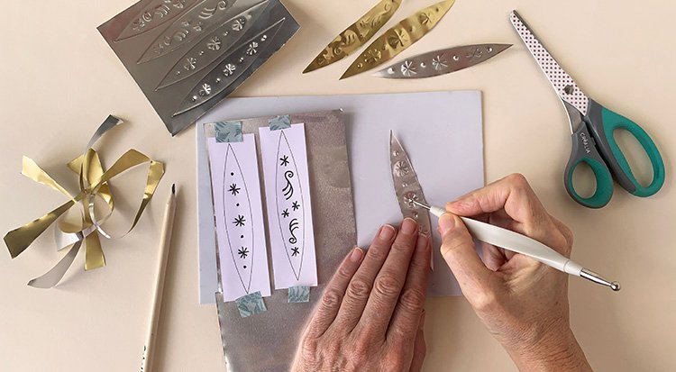 /content/dam/cultura-one/les-tutos/2025/projets-aca-noël-2025/tuto-boules-de-noël-en-métal-à-repousser-/1.TUTO_ CMS_boule metal.jpg